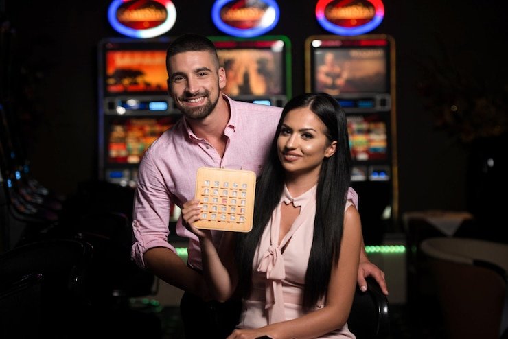 Antarmuka aplikasi sgcplay menampilkan meja American Roulette dengan chip taruhan dan roda kasino
